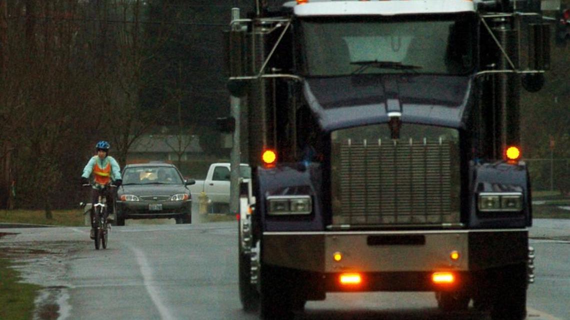 Are flashing lights or strobe lights illegal on a bicycle? It depends.