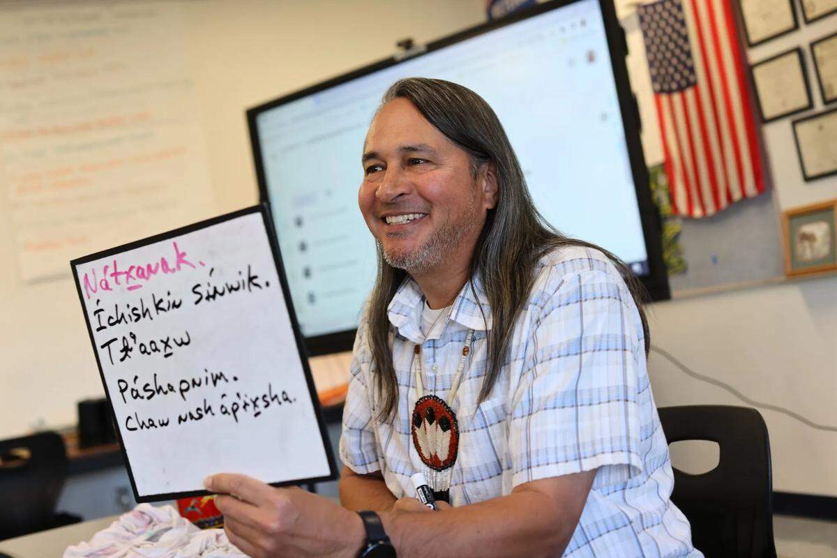 Roger Jacob, a teacher, quizzes his class by holding up a white board with Ichishkiin language phrases during an Ichishkiin 3 level class at Wapato High School on November 2, 2022. More schools are offering classes in tribal languages, including Wapato School District where the language of the Yakama Nation, Ichishkiin, has become a multiyear offering in middle and high school grades as well as in the elementary. As the state makes it easier for tribes to work directly with schools, teachers and tribes say it’s an important component of respecting and recognizing tribal sovereignty and making schools more culturally competent places for Native students’ learning.