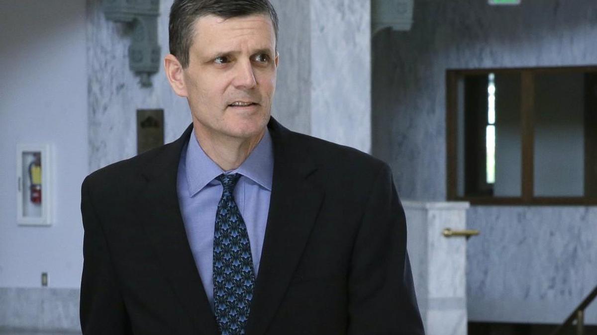 Washington State Auditor Troy Kelley leaves the federal courthouse, Wednesday, April 20, 2016, in Tacoma.