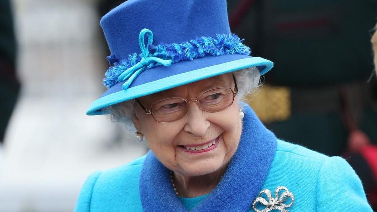 
Britain's Queen Elizabeth II attends the opening ceremony for the Borders railway route at Tweedbank station, Scotland, Wednesday Sept. 9, 2015. The Queen has become the longest ever reigning monarch in British history surpassing Queen Victoria who served for 63 years and seven months. 
