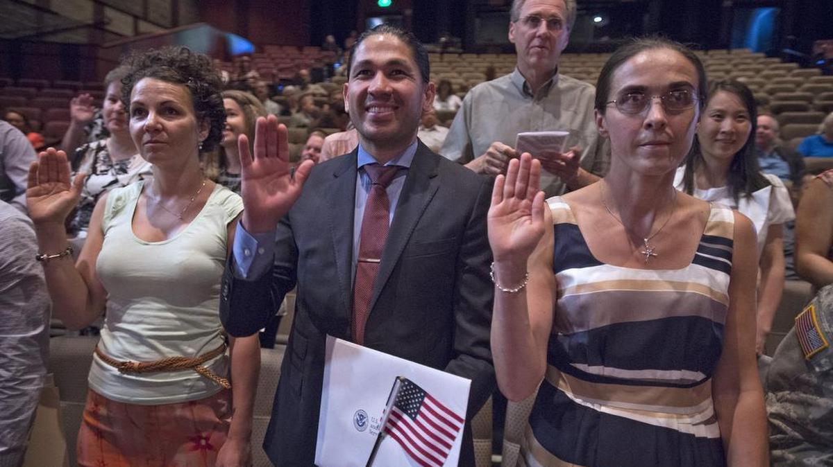 
Nicole Manan (from left) of Lacey, Jorge Alarcon of University Place, Ed Sponholz of Tacoma, Aleksandra Kruk of Olympia and Yu Chen of Gig Harbor take the U.S. citizenship Oath of Naturalization during ceremonies at South Puget Sound Community College in Tumwater on Tuesday, Aug. 25, 2015.
