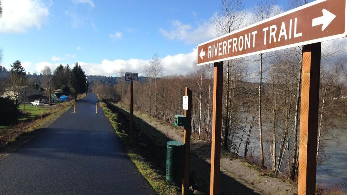 Castle Rock’s Riverfront Trail East follows the Cowlitz River.