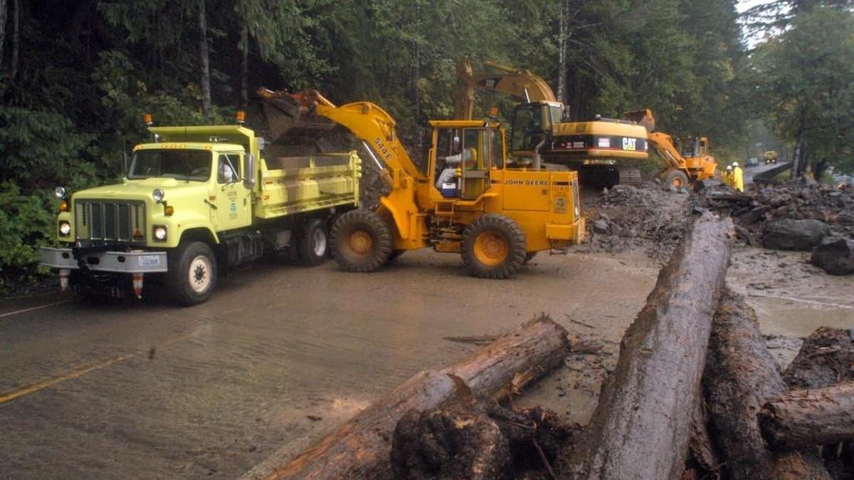 A $27.5 million contrac to address safety and maintenance issues along U.S. Highway 101 at Lake Crescent could help reduce the number of mud slides.
