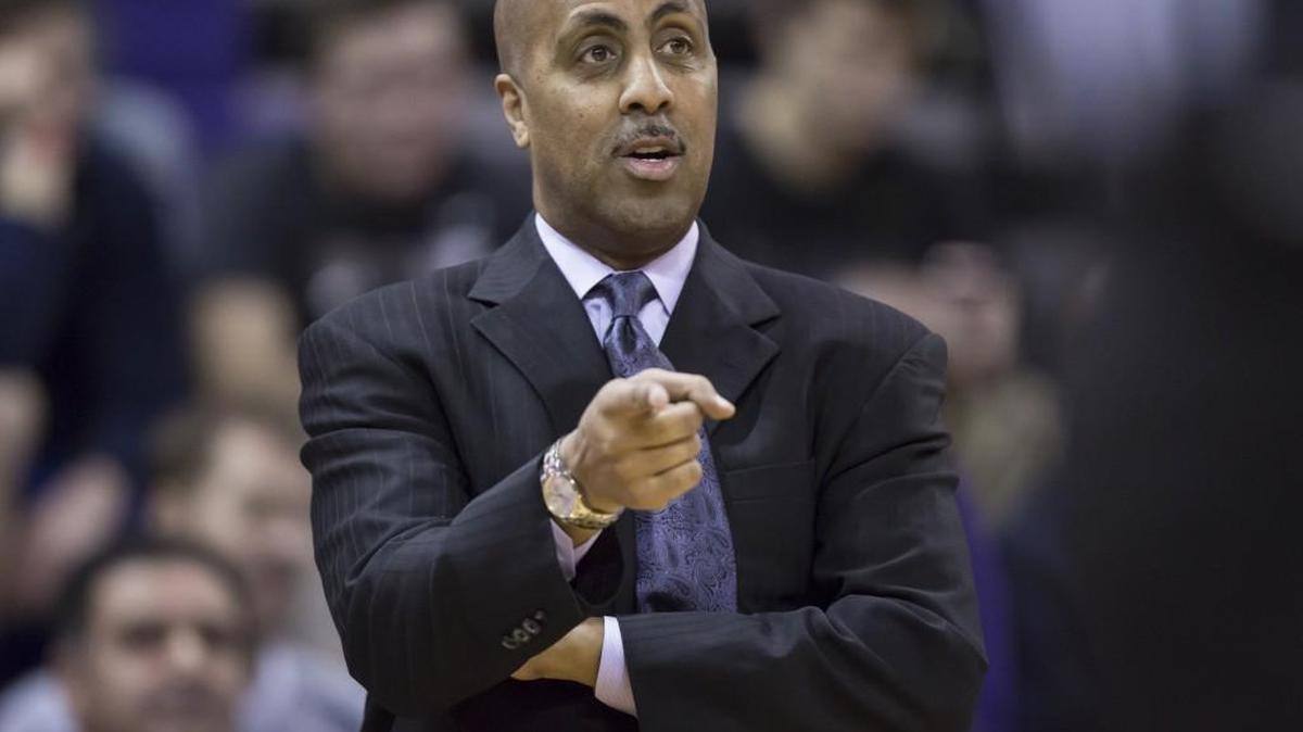 
Although his teams have often struggled on the court in recent seasons, Washington men’s basketball coach Lorenzo Romar has been on a roll in recruiting. On Tuesday, Lakeside junior guard Daejon Davis became the latest highly touted player to announce his intention to play for Romar.
