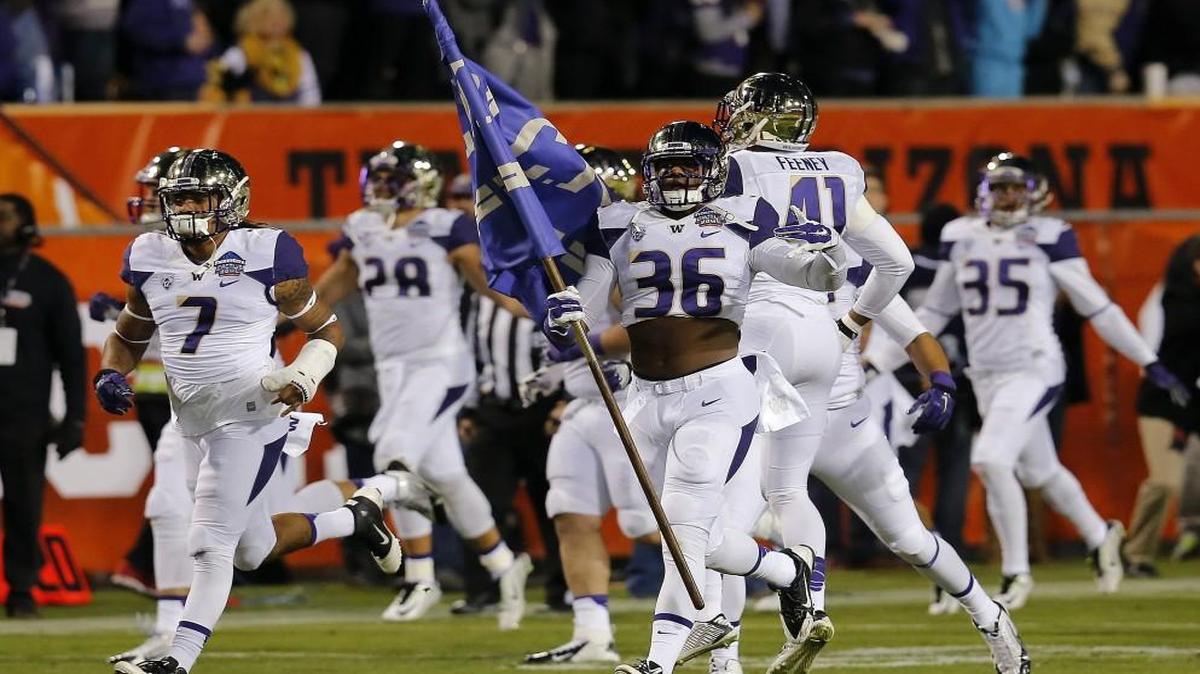 
Washington linebacker Azeem Victor (36) is making a reputation as a big hitter, after his first career start against Boise State last weekend, he’s also likely to be known as solid linebacker as well.
