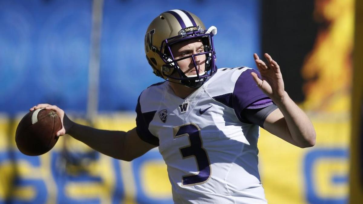 Washington's Jake Browning warms up prior to an NCAA college football game against Arizona State, Saturday, Nov. 14, 2015, in Tempe, Arizona.
