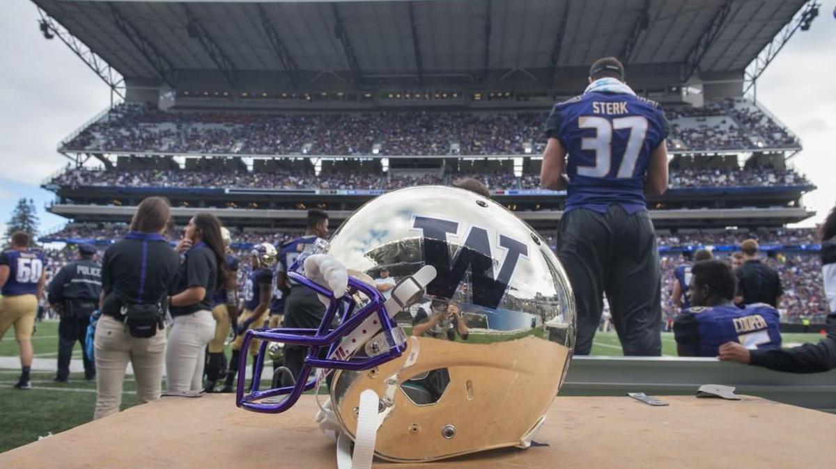Bralen Trice, a three-star defensive end, became the seventh player to join the Washington Huskies' 2019 recruiting class.