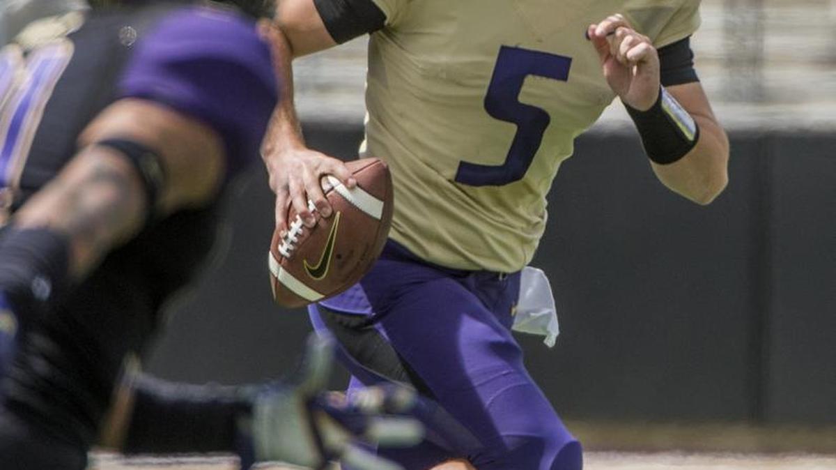 
Washington quarterback Jeff Lindquist, a Mercer Island High grad, says he doesn’t mind occasional contact during practice.

