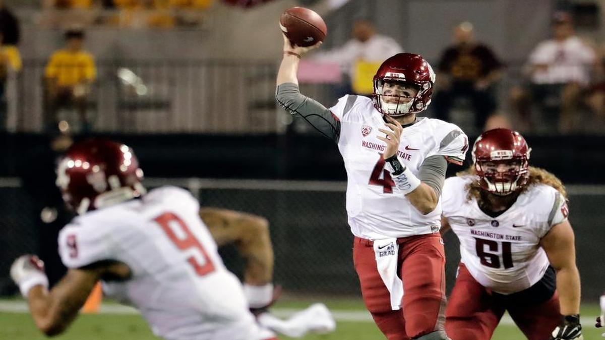 Washington State quarterback Luke Falk (4) throws Saturday to wide receiver Gabe Marks (9) during the second half of the Cougars’ 37-32 win over Arizona State in Tempe, Arizona.