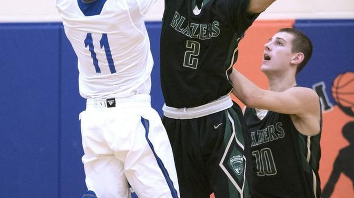Timberline’s Austin Curry (center) was named the 2016 4A Narrows defensive player of the year.