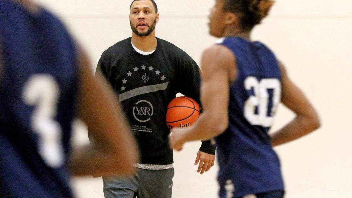 Ex-Husky and NBA star Brandon Roy, pictured at as head coach of Nathan Hale at a 2016 practice. Roy left Hale for the job at his alma mater, Garfield, after one season.