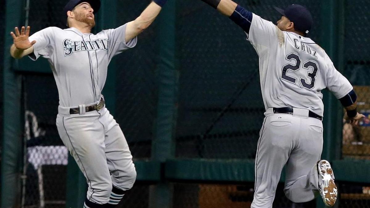 
Seattle Mariners right fielder Nelson Cruz (23) makes the catch ahead of center fielder Brad Miller for the out to end the seventh inning.
