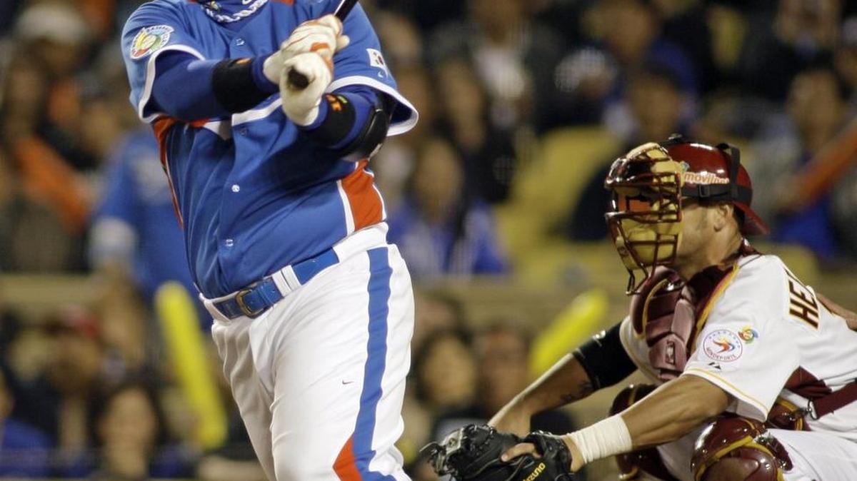 South Korea’s Lee Dae-ho, seen here during the World Baseball Classic in 2009, signed a minor-league contract with the Seattle Mariners, the team announced Wednesday.
