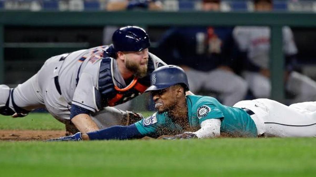 Jarrod Dyson scored from second on a wild pitch when he eluded the tag by Houston catcher Brian McCann in the seventh inning.