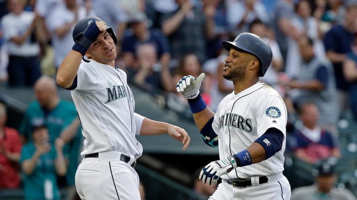 Danny Valencia (left) had a three-run double, and Robinson Cano had a three-run homer Tuesday against the Twins.