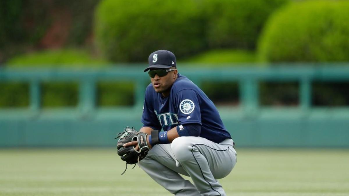 Robinson Cano showed little evidence Wednesday of a strained right quadriceps muscle. He had four hits in an 11-6 victory over the Phillies.