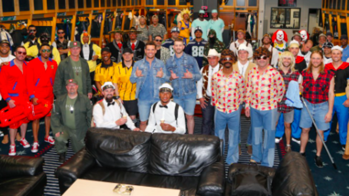 The Mariners’ traveling party paired off and dressed as twins for Sunday’s flight to Minneapolis.