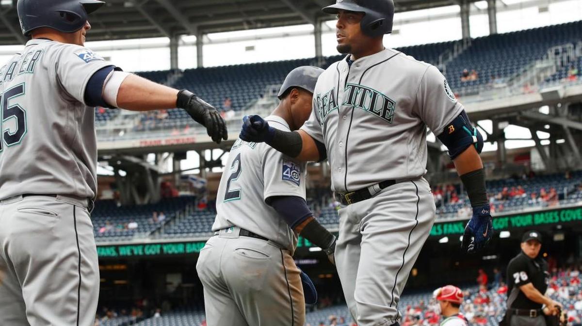 Nelson Cruz accepted congratulations after his three-run homer in the sixth inning.