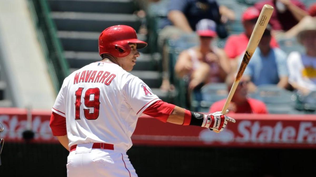 Former Angels first baseman/left fielder Efren Navarro agreed Wednesday to a minor-league deal with the Mariners that includes an invitation to big-league camp.