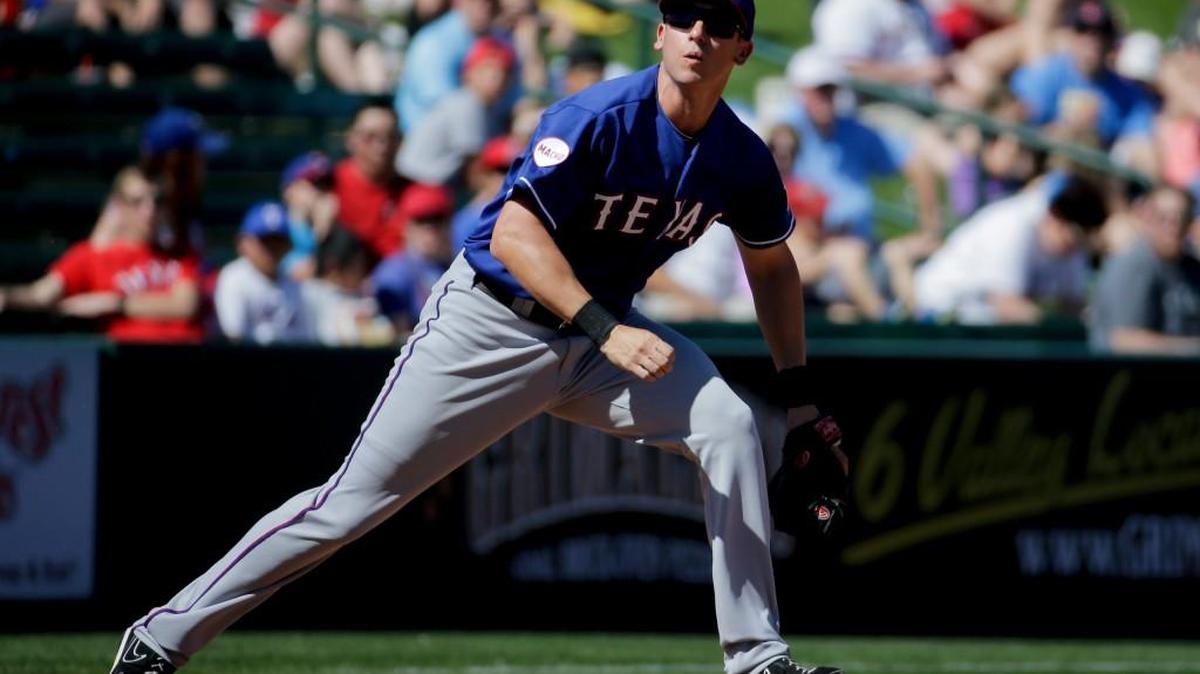 Utilityman Ed Lucas, who played last season in the Texas’ organization, is the latest player to sign a minor-league contract with the Mariners.