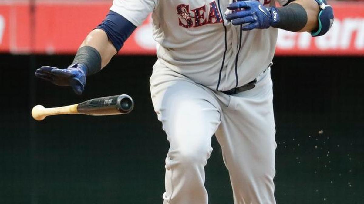 Nelson Cruz broke from the box Saturday after lining a ball off the center-field wall, but he injured his right knee on a slide at second base.