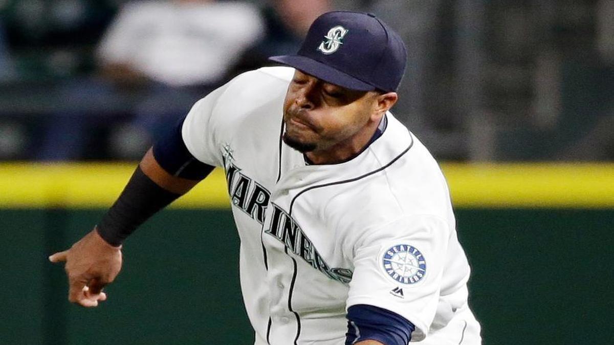 Right fielder Nelson Cruz dropped a fly ball for an error in Houston’s two-run seventh inning.