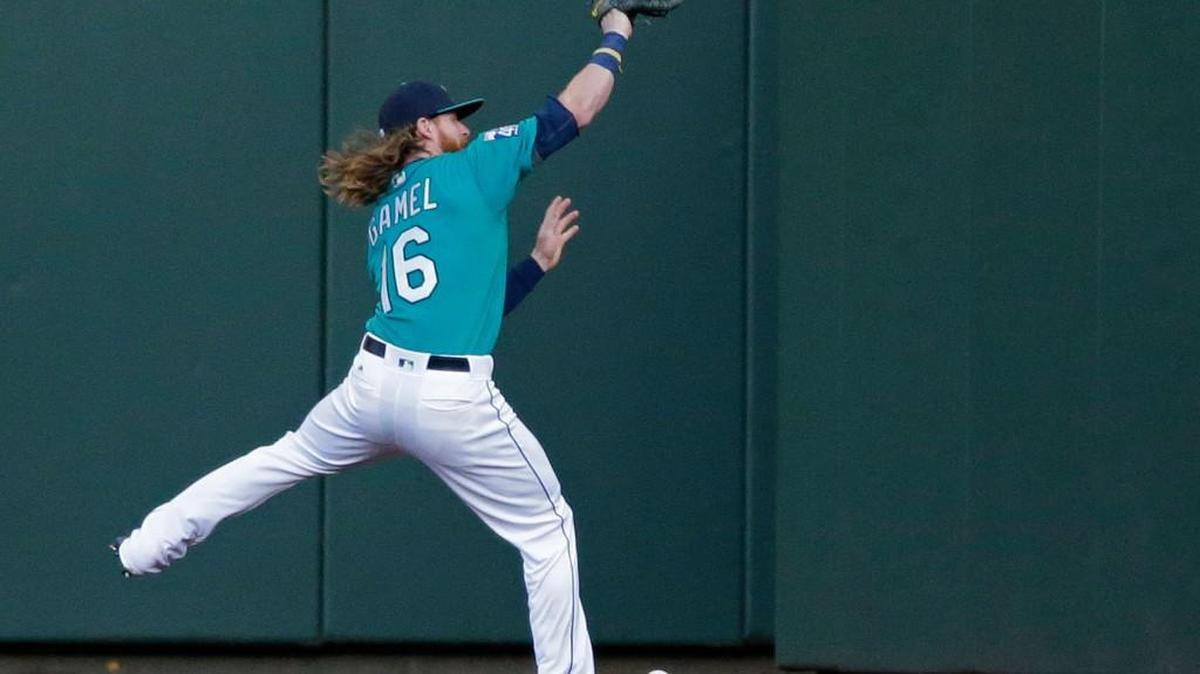 Right fielder Ben Gamel couldn’t make the catch on Elvis Andrus’ drive in the first inning.