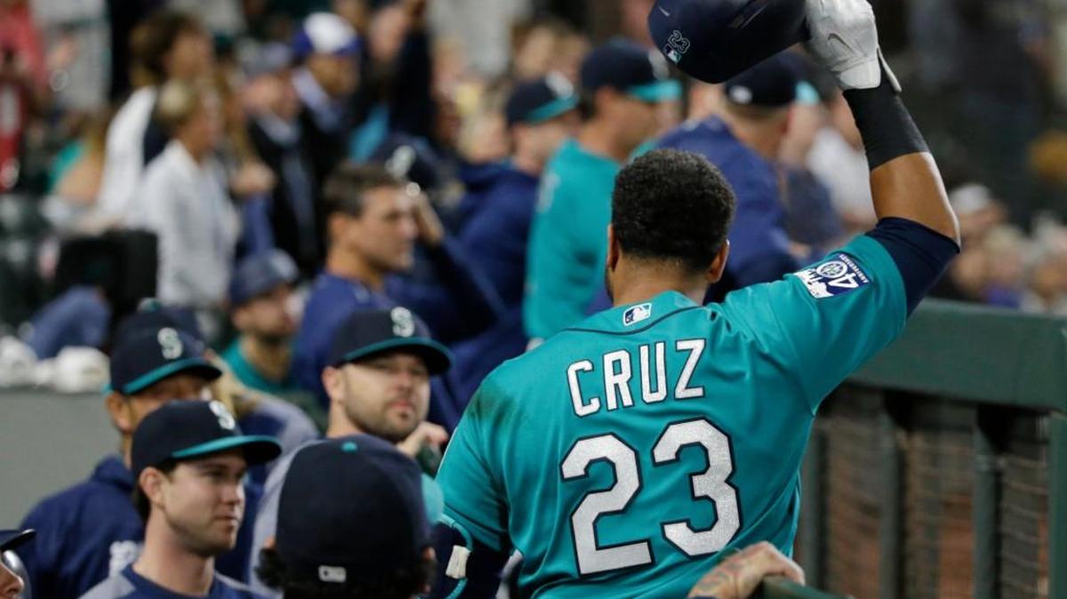 Nelson Cruz got the first curtain call of his career Friday after hitting his 300th career homer.