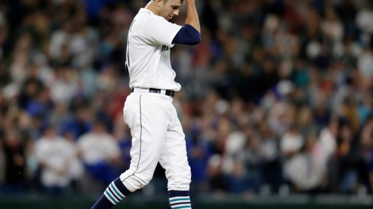Mariners closer Steve Cishek expresses his frustration after giving up a two-out homer in the ninth inning.