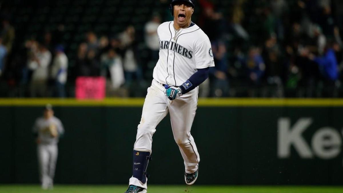 Leonys Martin howled in joy as he rounded the bases Tuesday after hitting a two-run homer with two outs in the ninth inning.