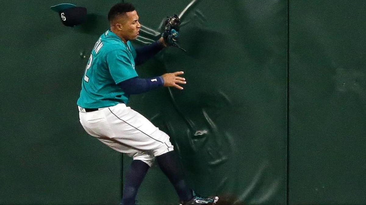 Mariners center fielder Leonys Martin slammed into the wall after making a catch for the final out in Friday’s 1-0 victory over Kansas City.