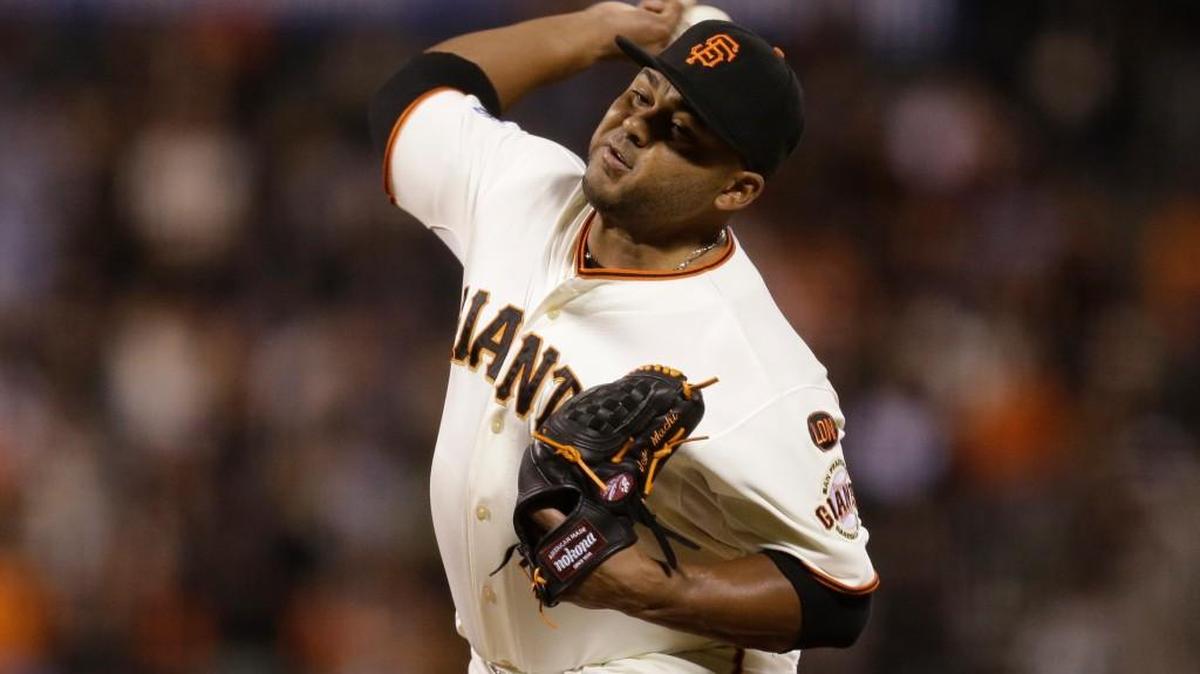 The Mariners signed reliever Jean Machi, shown here in 2014 while pitching for the Giants, to a one-year deal that includes an invitation to big-league camp.