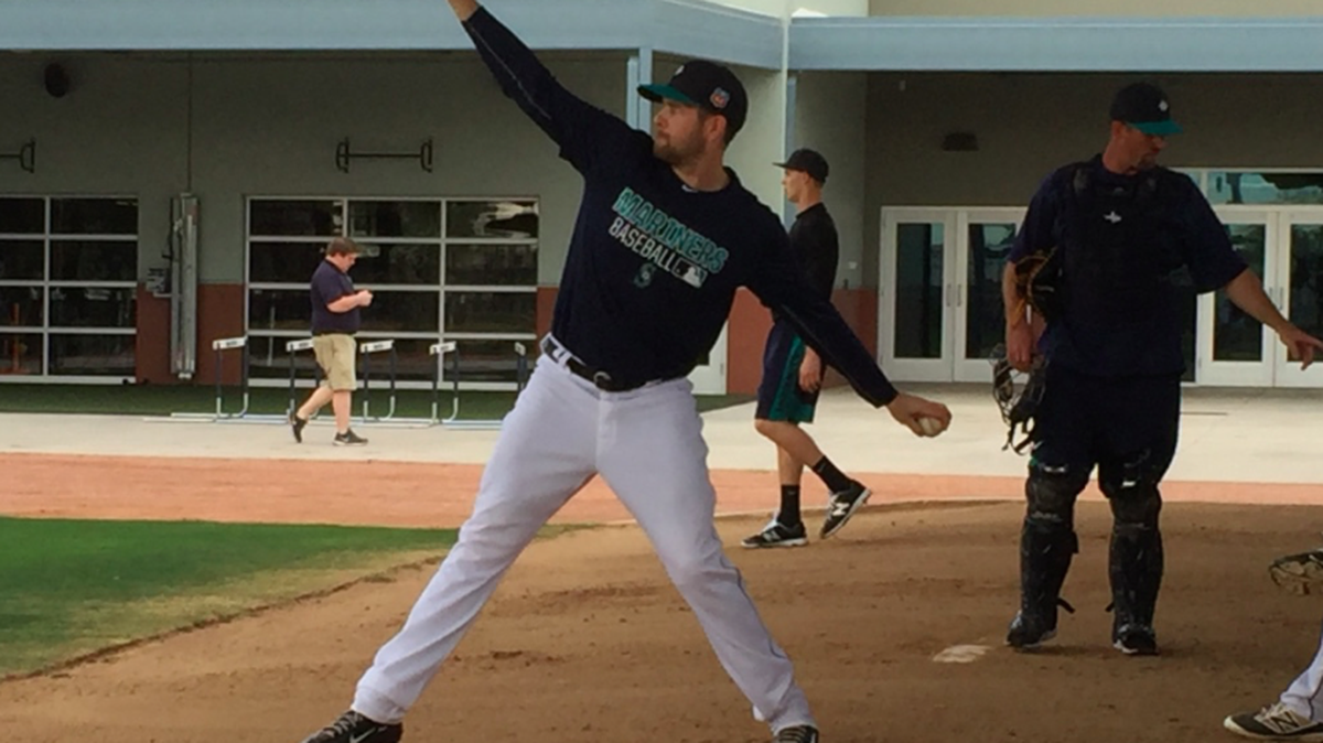 Left-hander James Paxton threw his fourth pre-camp bullpen workout on Friday at the Peoria Sports Complex.