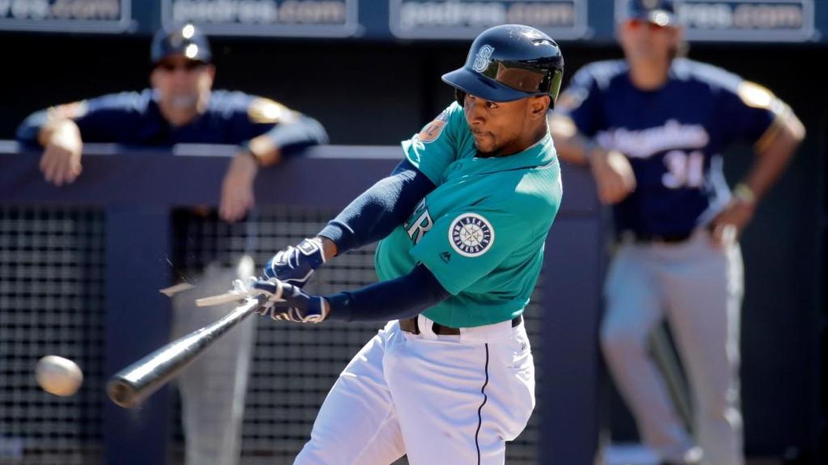 Jarrod Dyson broke his bat Thursday on this single in the first inning against Milwaukee.