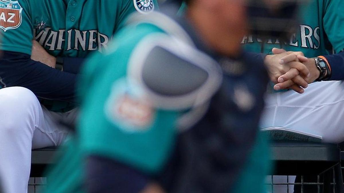 Mariners manager Scott Servais (upper left) tracks his club’s defense earlier this week in a game against the Arizona Diamondbacks.