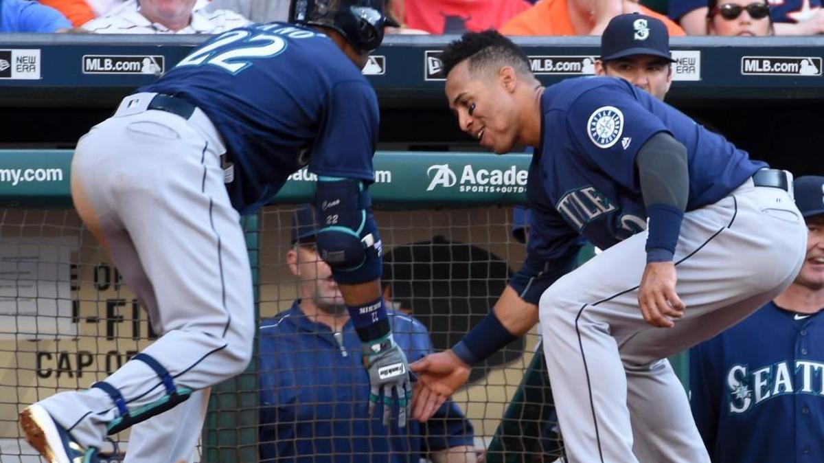 Robinson Cano (left) received congratulations from Leonys Martin after his home run in the third inning gave the Mariners a 2-0 lead over Houston.
