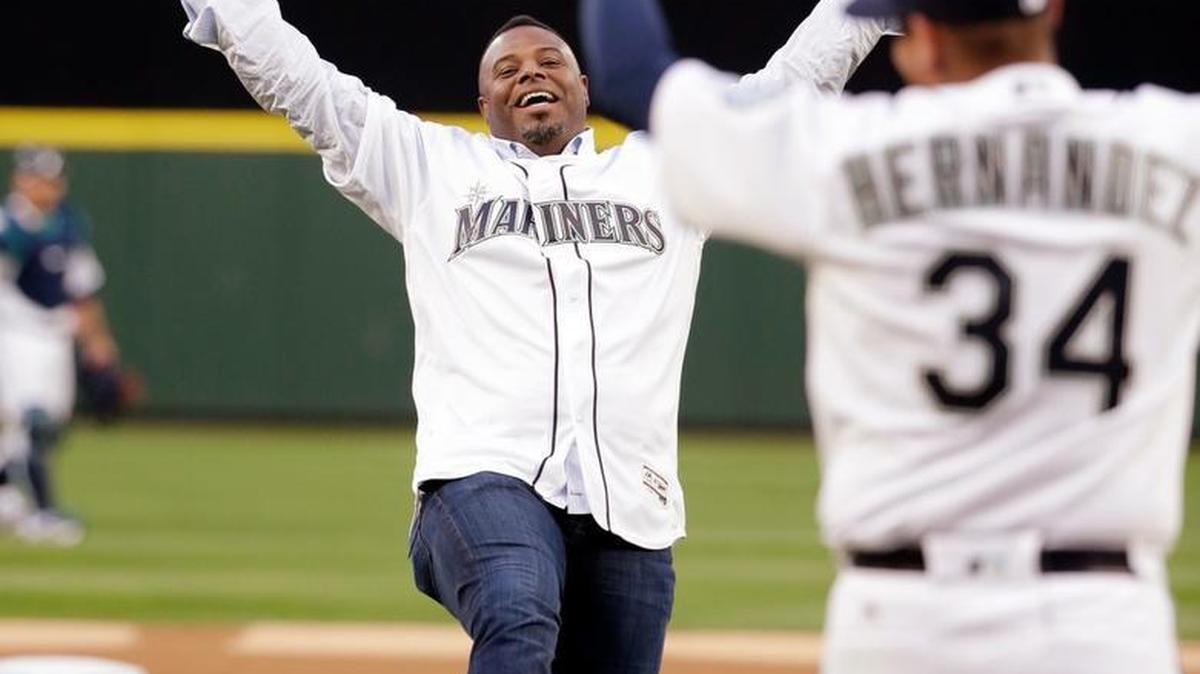 Ken Griffey emulated Felix Hernandez’s celebration after throwing out the ceremonial first pitch.