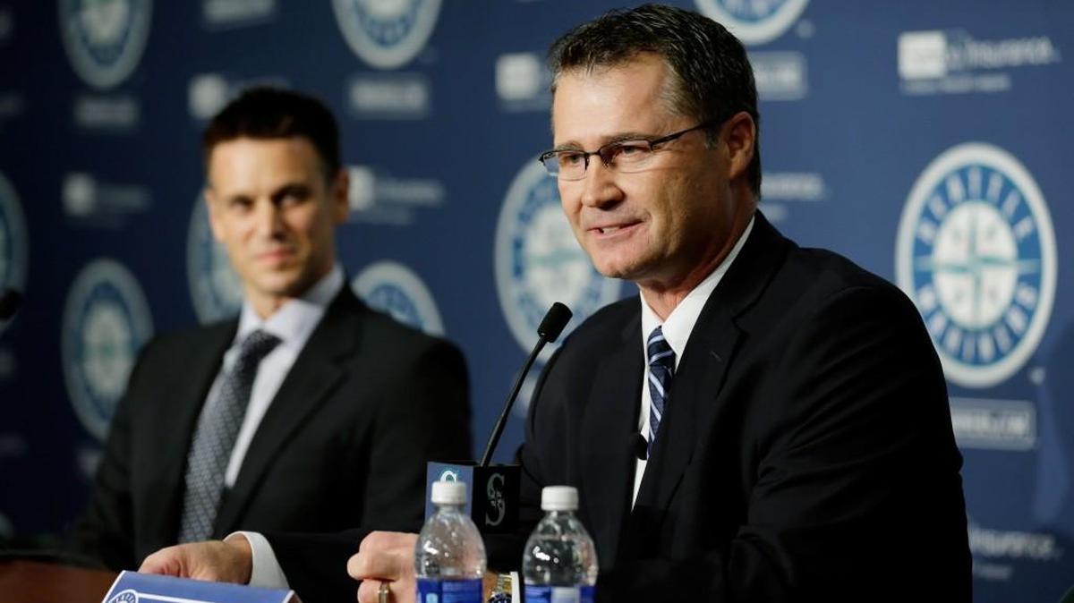 Scott Servais, right, is introduced as the Mariners’ new manager by general manager Jerry Dipoto.