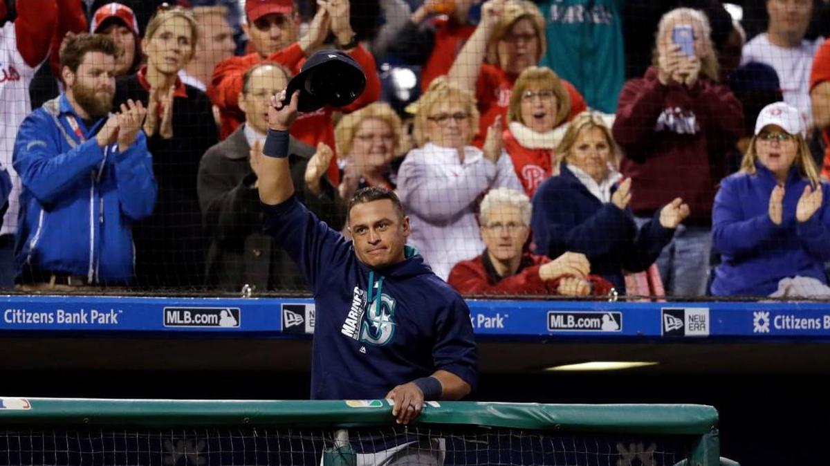 Former Phillies catcher Carlos Ruiz acknowledged the cheers Tuesday night from the Philadelphia crowd.