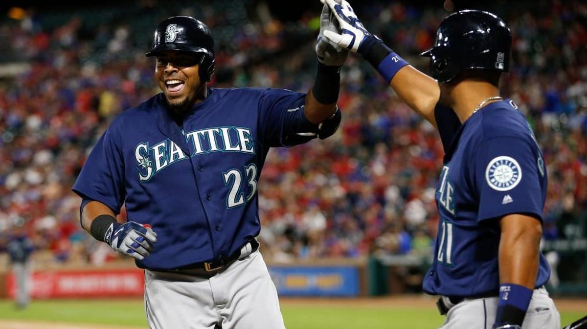 Nelson Cruz (left) gets congratulations from Franklin Gutierrez after hitting a home run that gave the Mariners a 2-0 lead in the fourth inning.