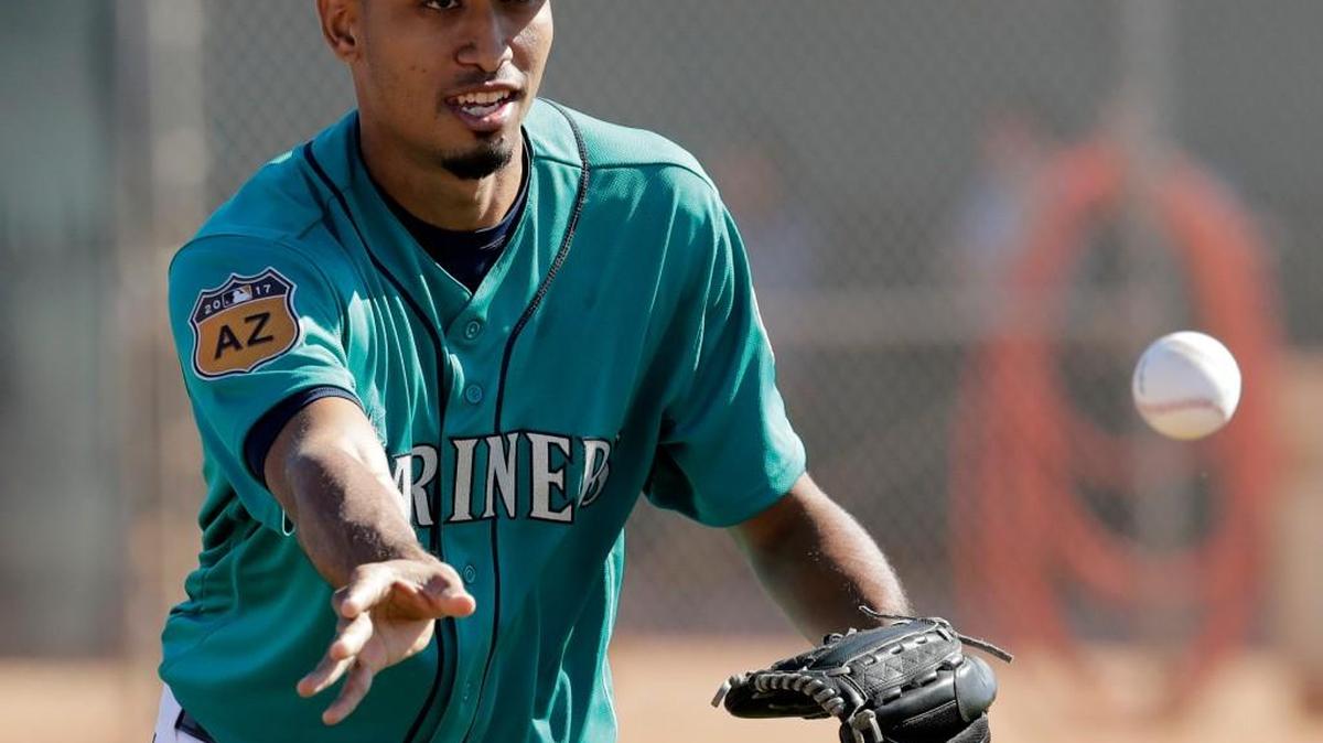 Mariners closer Edwin Diaz is looking to stay one step ahead of opposing hitters by adding a change-up to his fastball/hard slider repertoire. (No, he’s not demonstrating it here.)