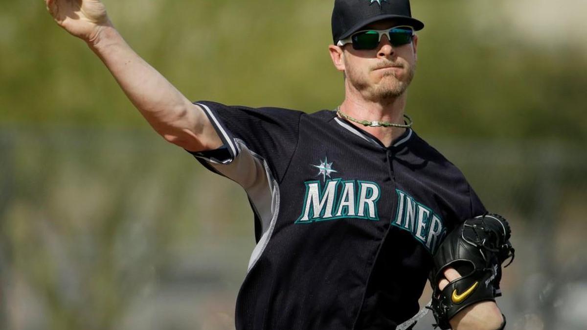 Mark Lowe is back with the Mariners after agreeing to a minor-league deal.