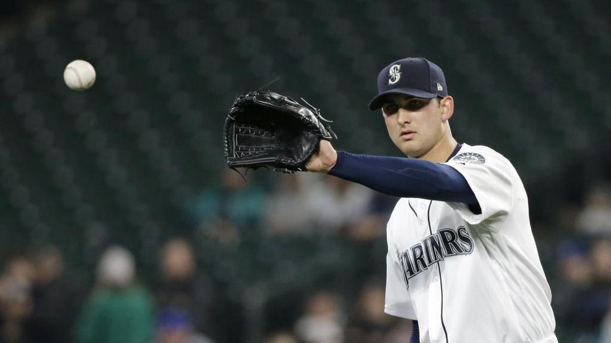 The Mariners recalled Chase De Jong from Triple-A on Wednesday.