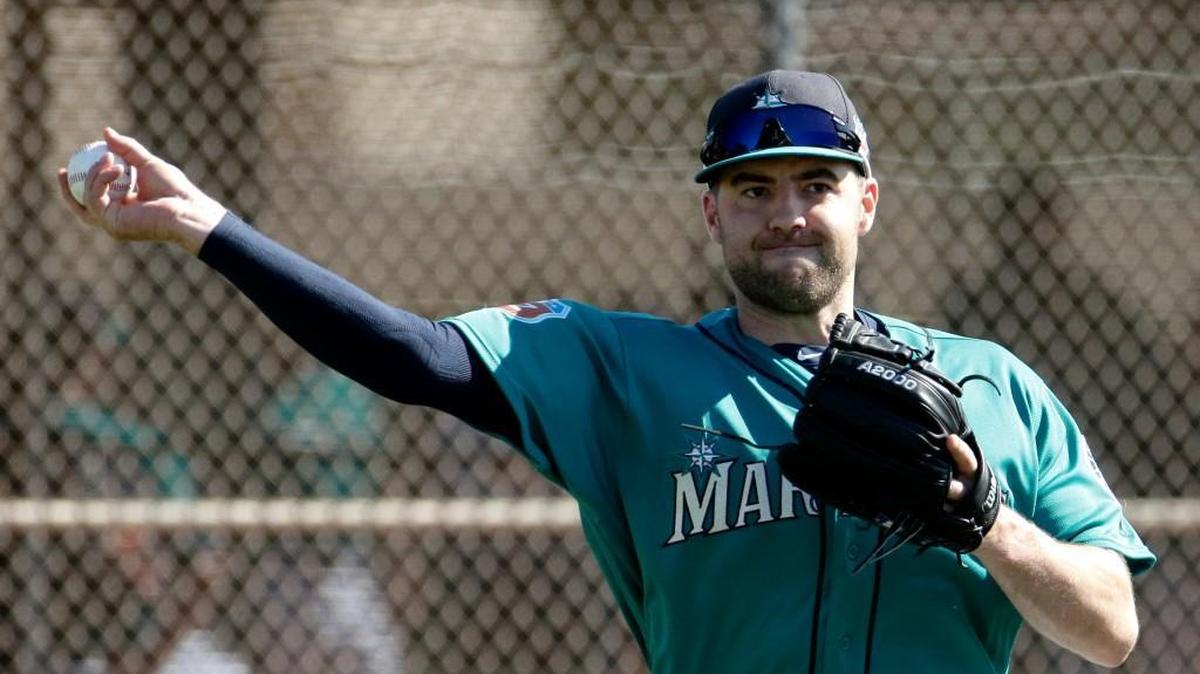 Can right-hander Nathan Karns beat out lefty James Paxton for the final spot in the Mariners’ rotation?