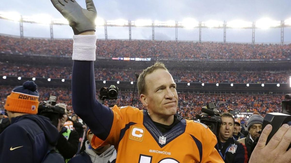 Quarterback Peyton Manning, who may retire after the Super Bowl, waves to spectators after his Broncos beat the Patriots in the AFC Championship Game two weeks ago.