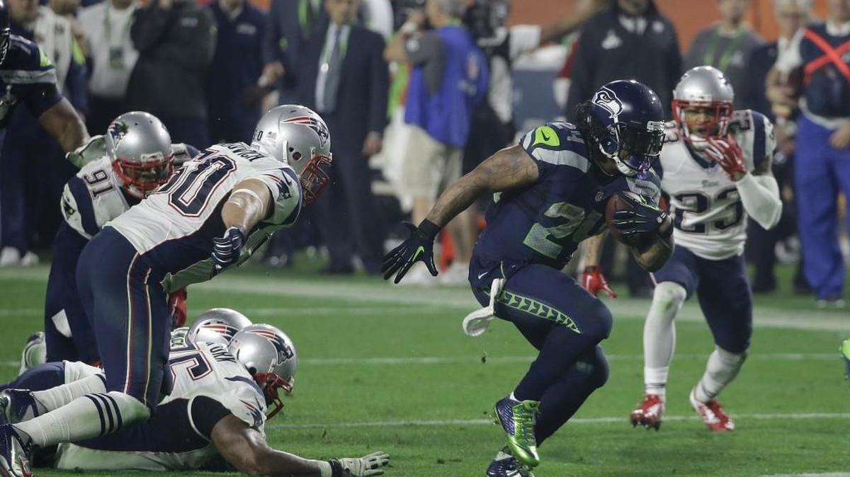 
Seattle Seahawks running back Marshawn Lynch (24) runs against the New England Patriots during the second half of NFL Super Bowl XLIX football game Sunday, Feb. 1, 2015, in Glendale, Ariz.
