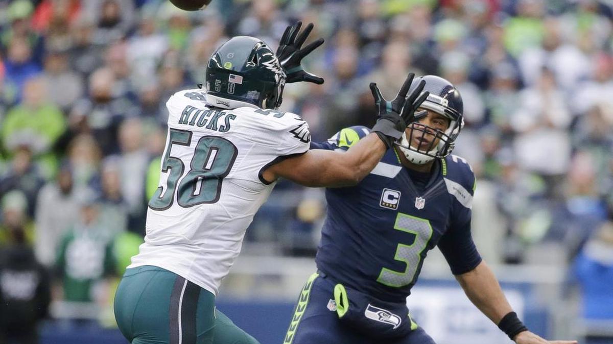 On a jaw-dropping play last weekend, Seahawks quarterback Russell Wilson scrambled left, ran up to the line of scrimmage and eluded the Eagles’ Jordan Hicks (58), twisted his body back to the right and zipped an off-balance pass to Jimmy Graham for a 15-yard touchdown.