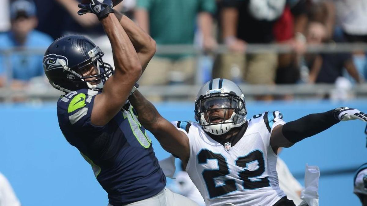 
Seattle Seahawks' Jermaine Kearse (15) reaches up for a touchdown catch as Carolina Panthers' Josh Thomas (22) stretches out to defend in the fourth quarter of their season opening game at Bank of America in the on September 8, 2013. Seattle won, 12-7. David T. Foster III-dtfoster@charlotteobserver.com
