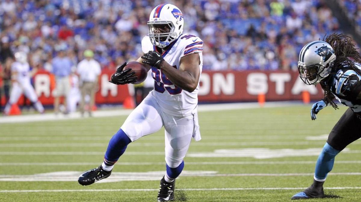 The Seahawks have re-signed running back Bryce Brown to bolster their backfield after Thomas Rawls broke his ankle and tore ligaments on Sunday.