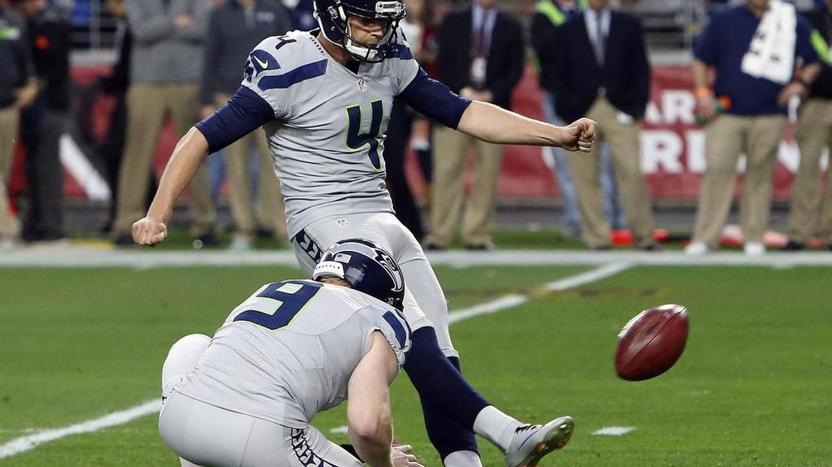 Seahawks punter Jon Ryan (4) holds for kicker Steven Hauschka during last weekend’s game against the Cardinals.